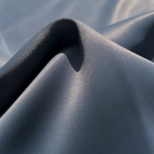Verduisterend blauw brandvertragend gordijn