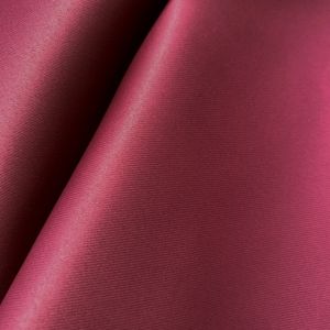 Verduisterend bordeaux rood brandvertragend gordijn